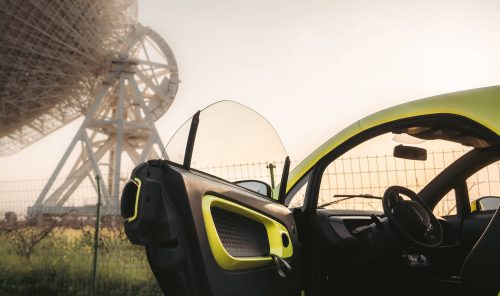 exterieur foto van de xev yoyo pro bij een satelliet schotel met close-up van de intelligente frameloze autodeur