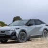 subaru uncharted in grijze kleur op een offroad kiezelweg